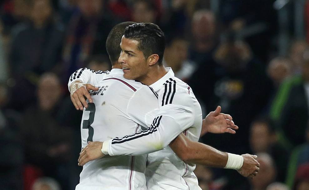 L&#39;abbraccio di Pepe a Cristiano Ronaldo (Action Images)